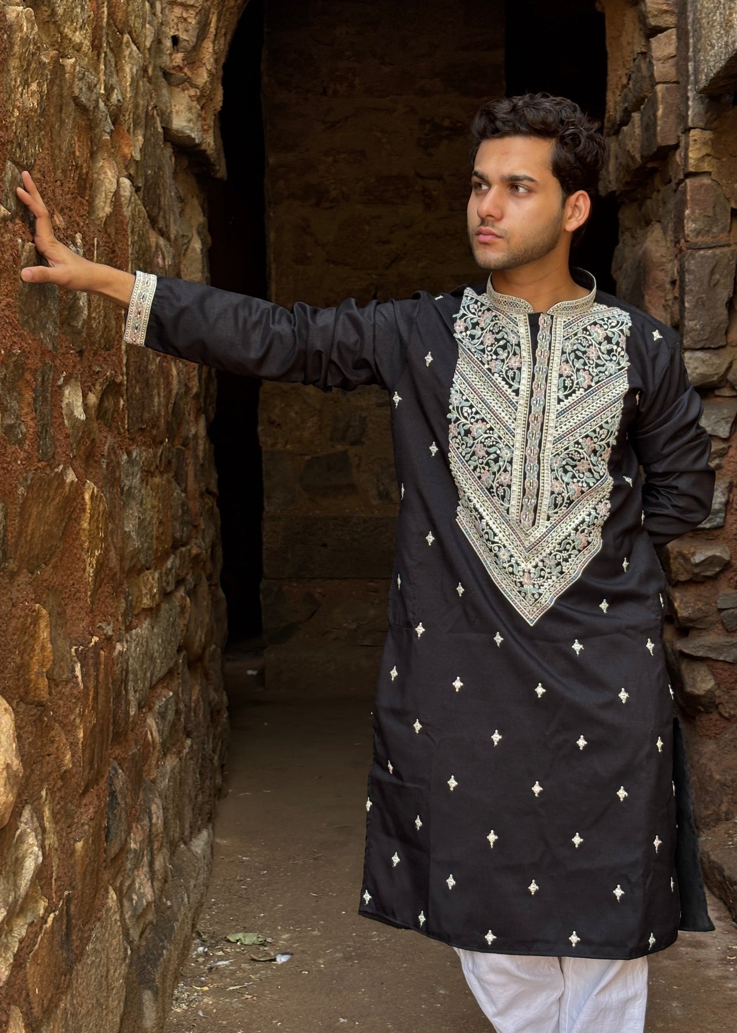 The Mehr-e-Shaam Embroidered Silk Kurta